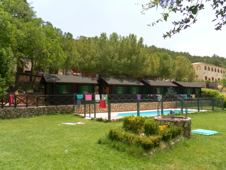 Cabañas, piscina y zonas verdes del albergue San Agustín de Fuentelencina