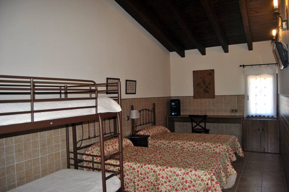Habitación del albergue con camas y literas