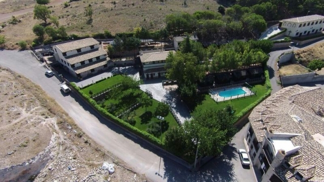 Vista aérea del albergue con la piscina