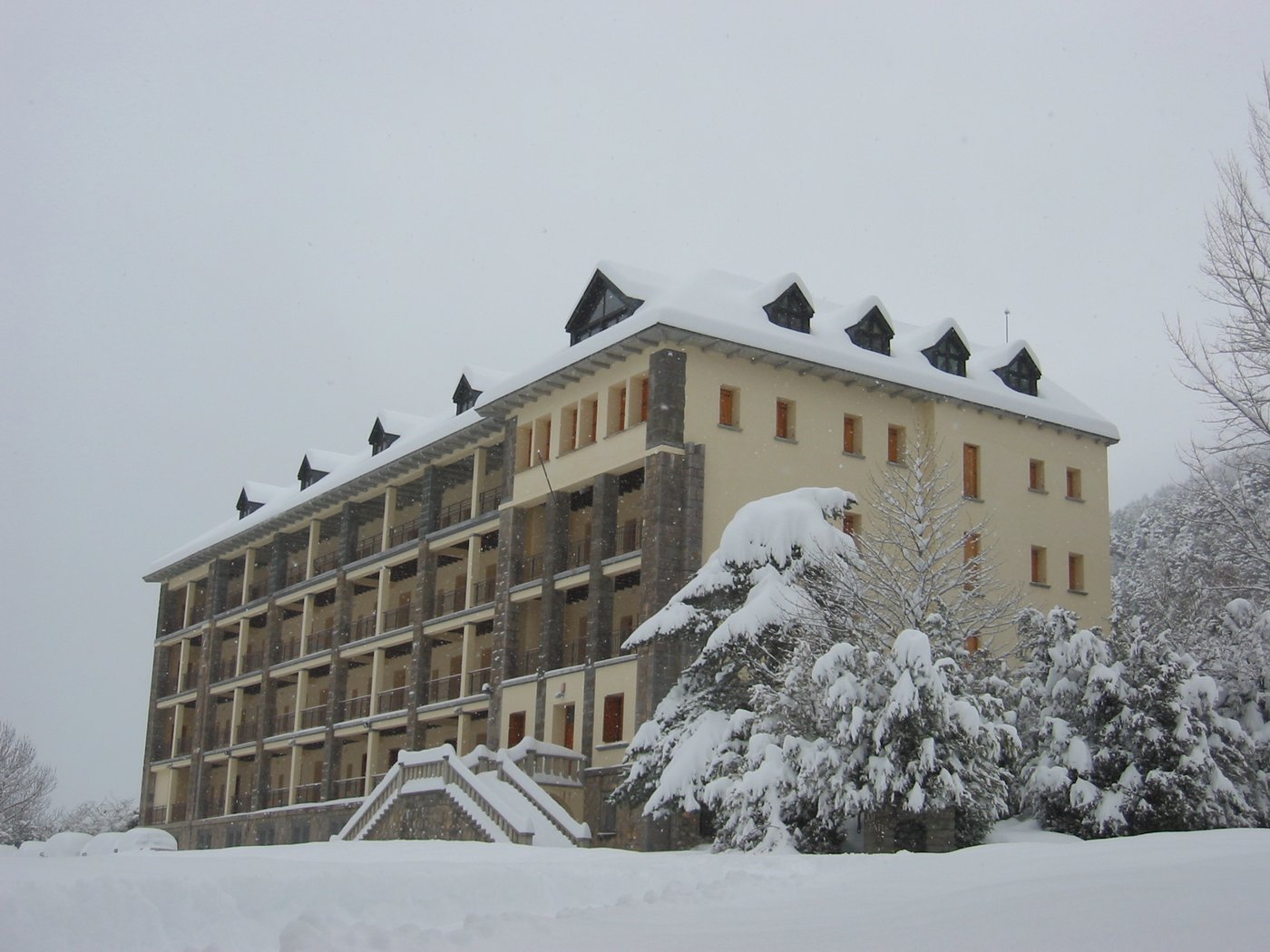 El albergue cubierto de nieve en invierno
