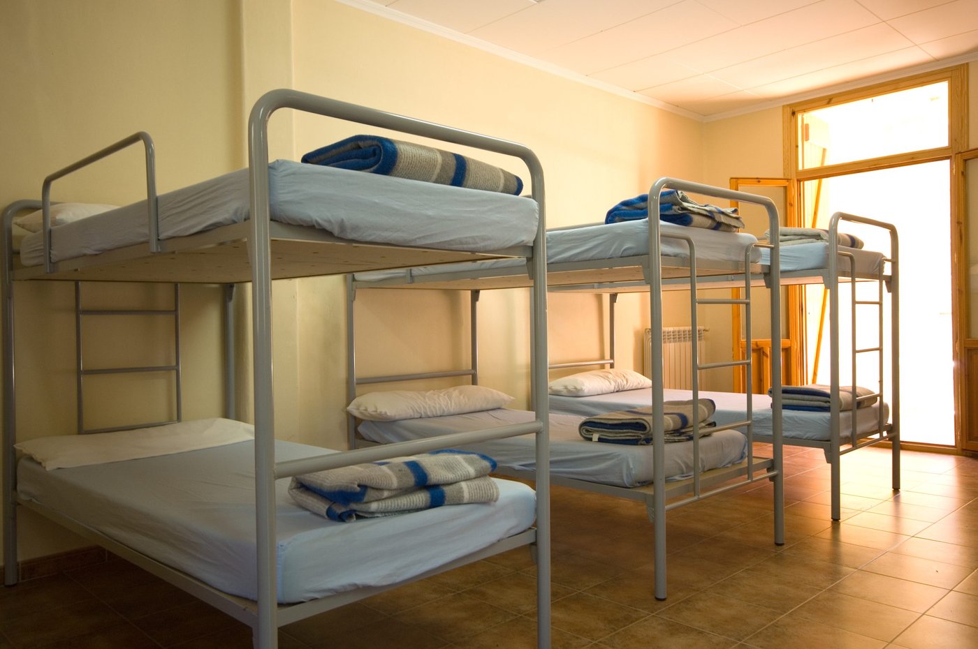 Habitación con literas y salida a la terraza