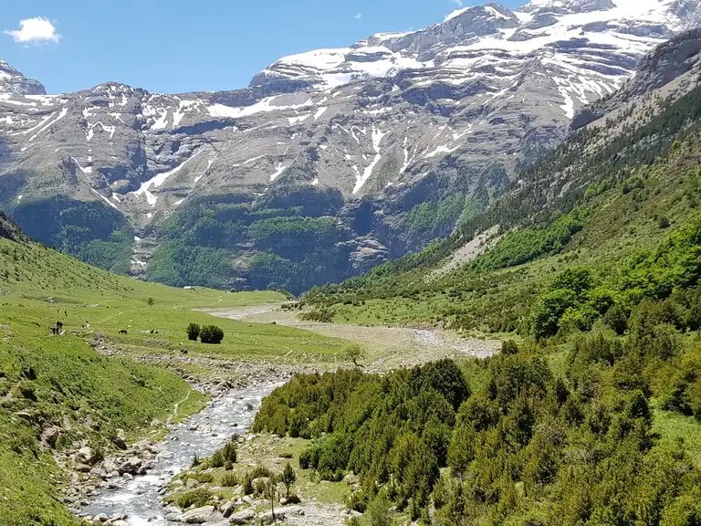 Valle del Parque Nacional de Ordesa con las cumbres nevadas al fondo