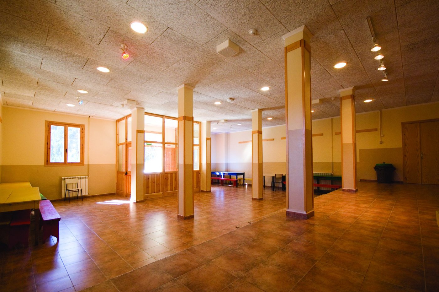 Sala de usos múltiples con mesas de juegos