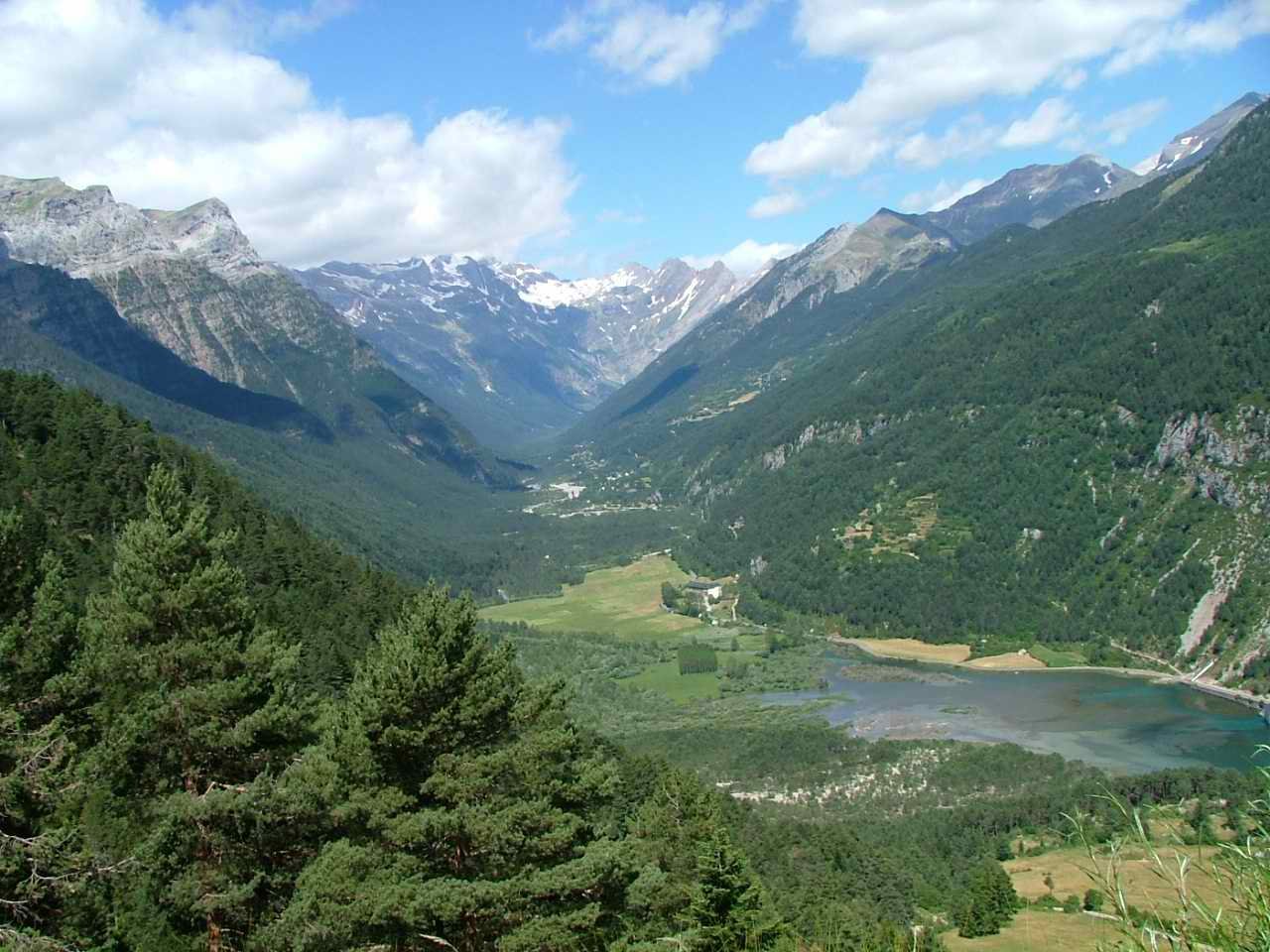 Vista del valle de Pineta desde lo alto, con el río y los picos al fondo