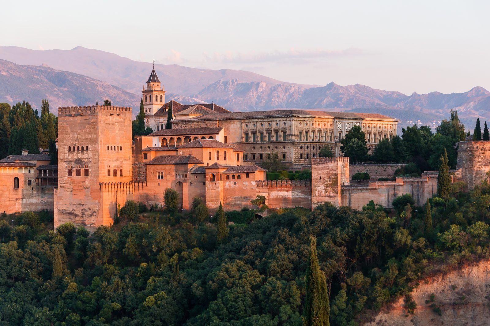 La Alhambra de Granada al atardecer con Sierra Nevada al fondo