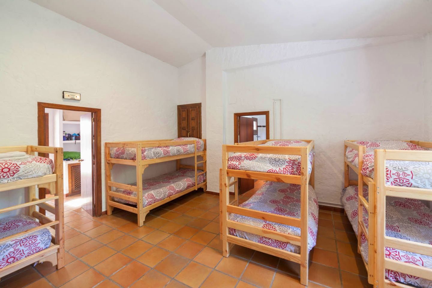 Habitación con literas de madera y baño propio