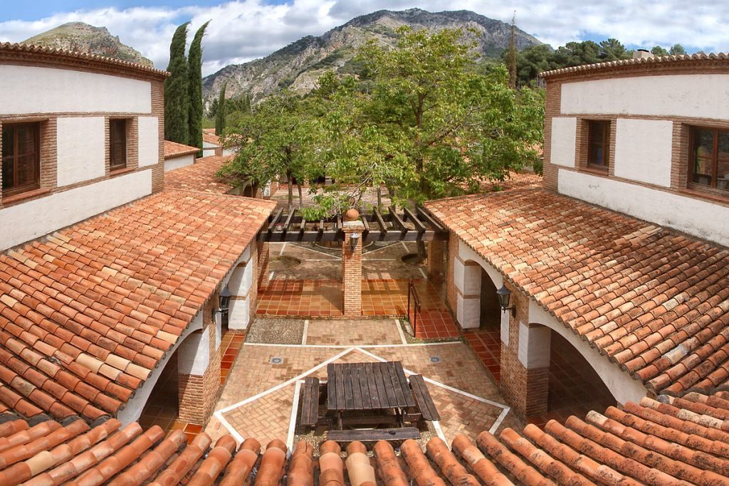 Vista de los tejados y los patios del albergue con la montaña detrás