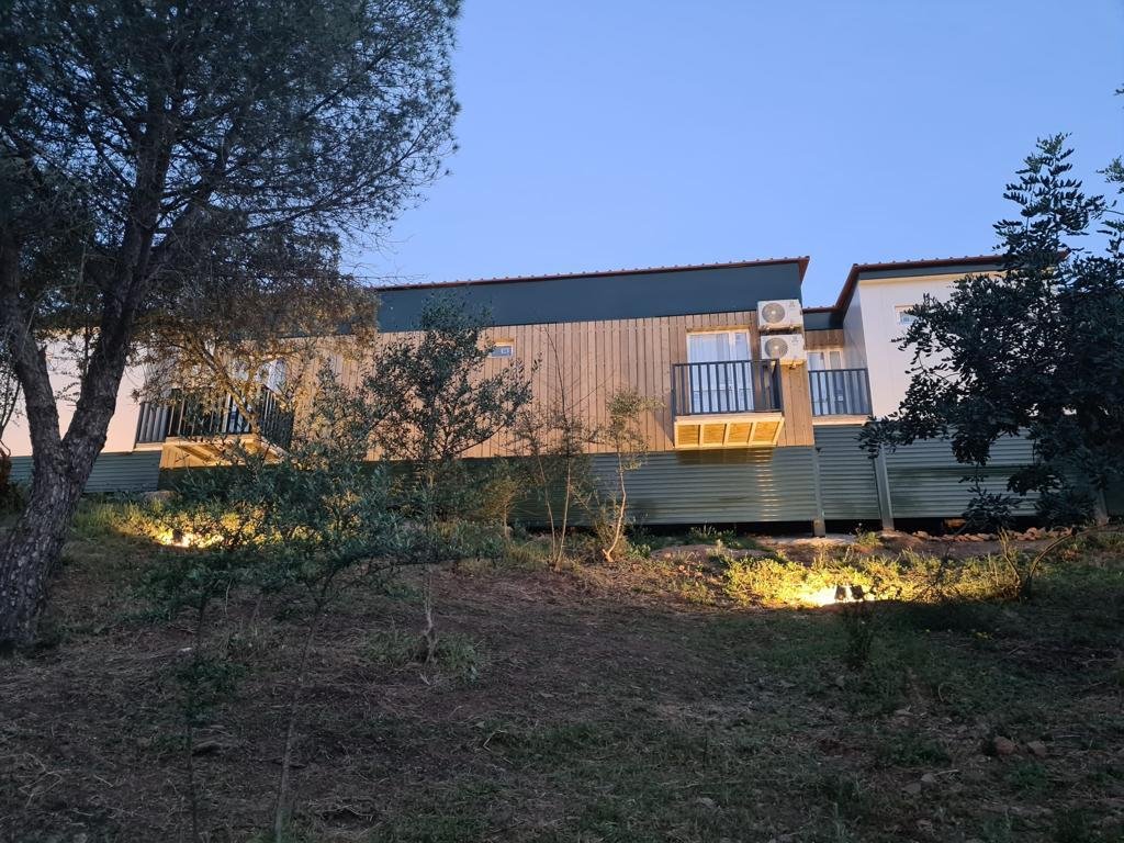 Los bungalows iluminados al anochecer
