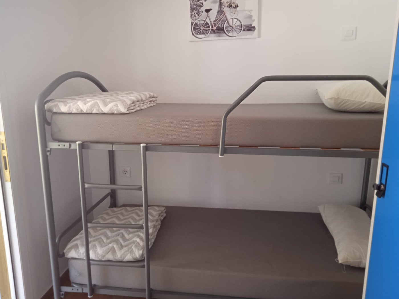 Habitación con literas dentro de uno de los bungalows