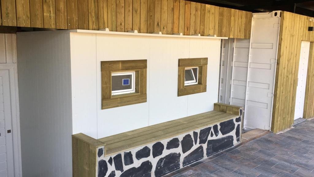 Zona común cubierta con bancos de madera