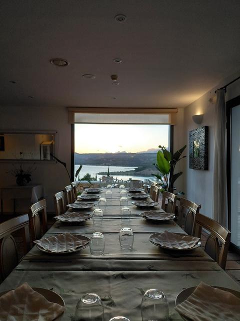 Mesa preparada para la comida con vistas al embalse
