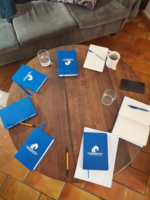 Cuadernos y material de Summernatura sobre la mesa