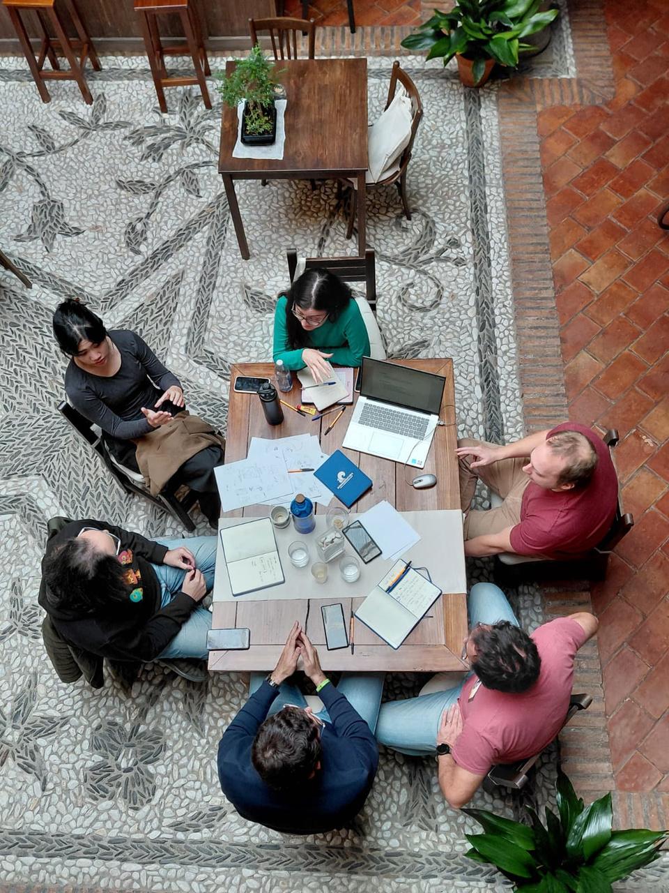 Grupo trabajando en el patio del alojamiento
