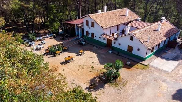 Vista aérea de la casa forestal de Morciguillinas rodeada de pinar
