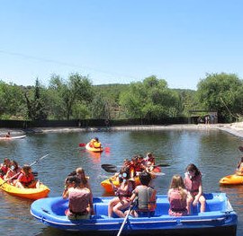 Estudiantes en canoas y piraguas en el lago