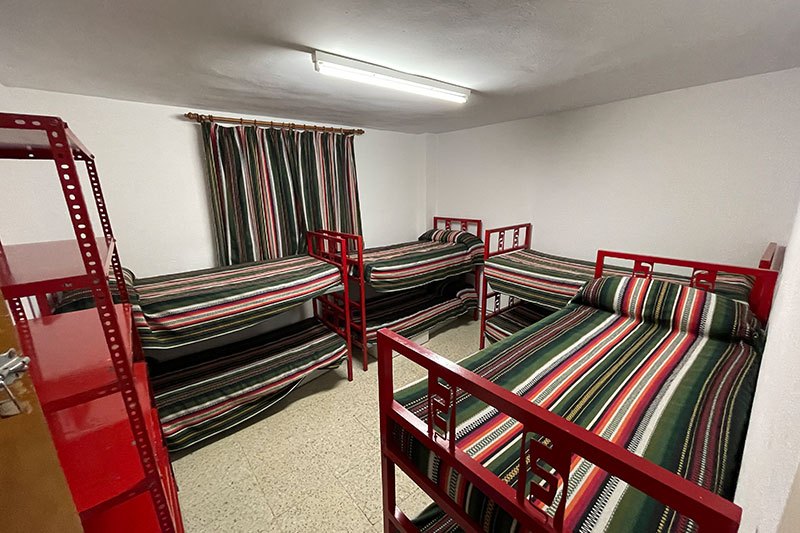 Habitación amplia con varias literas