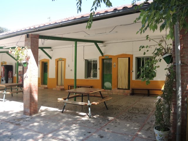 Patio con mesas de picnic y porche