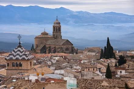 Vista de los tejados del casco histórico con la sierra al fondo