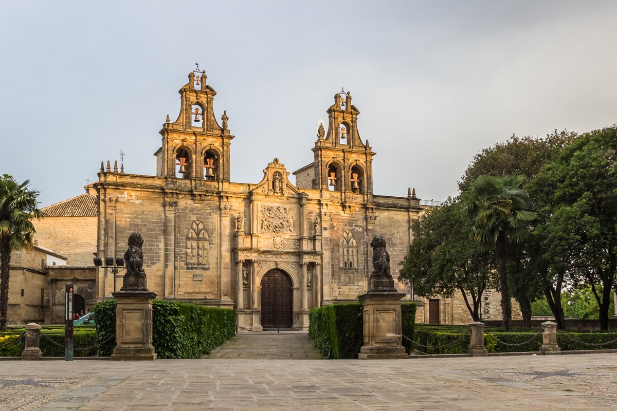 Fachada de la iglesia de Santa María en la plaza Vázquez de Molina de Úbeda