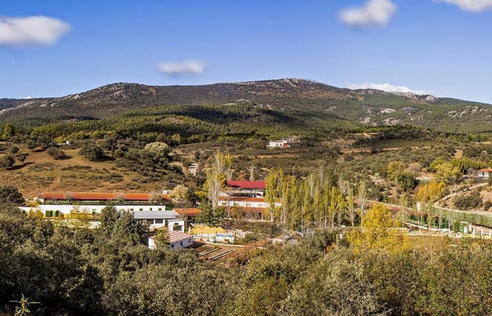 La instalación de Santa Elena en el valle, rodeada de monte en el Parque Natural de Despeñaperros
