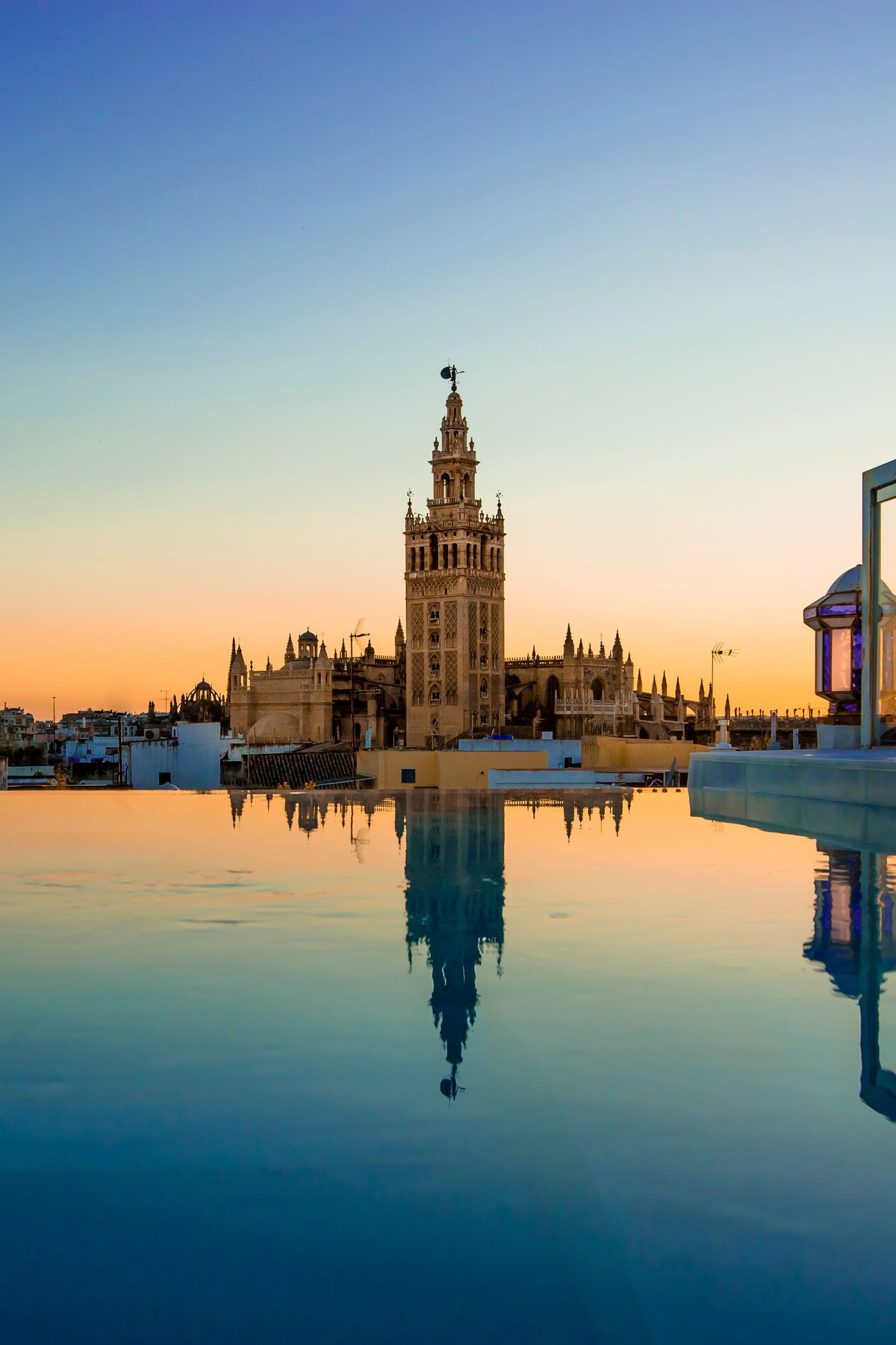 La Giralda y la catedral de Sevilla al atardecer