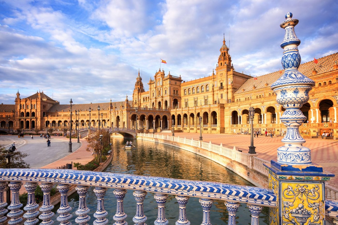 La Plaza de España de Sevilla con su canal y sus azulejos