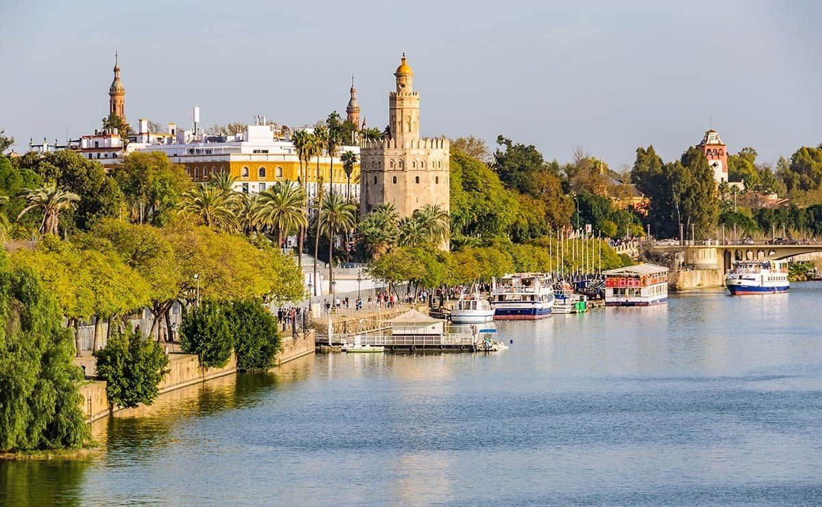 La Torre del Oro junto al Guadalquivir