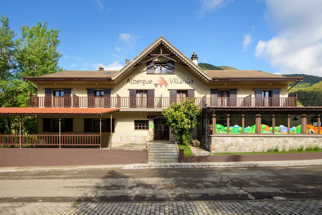 Fachada principal del albergue de Villanúa