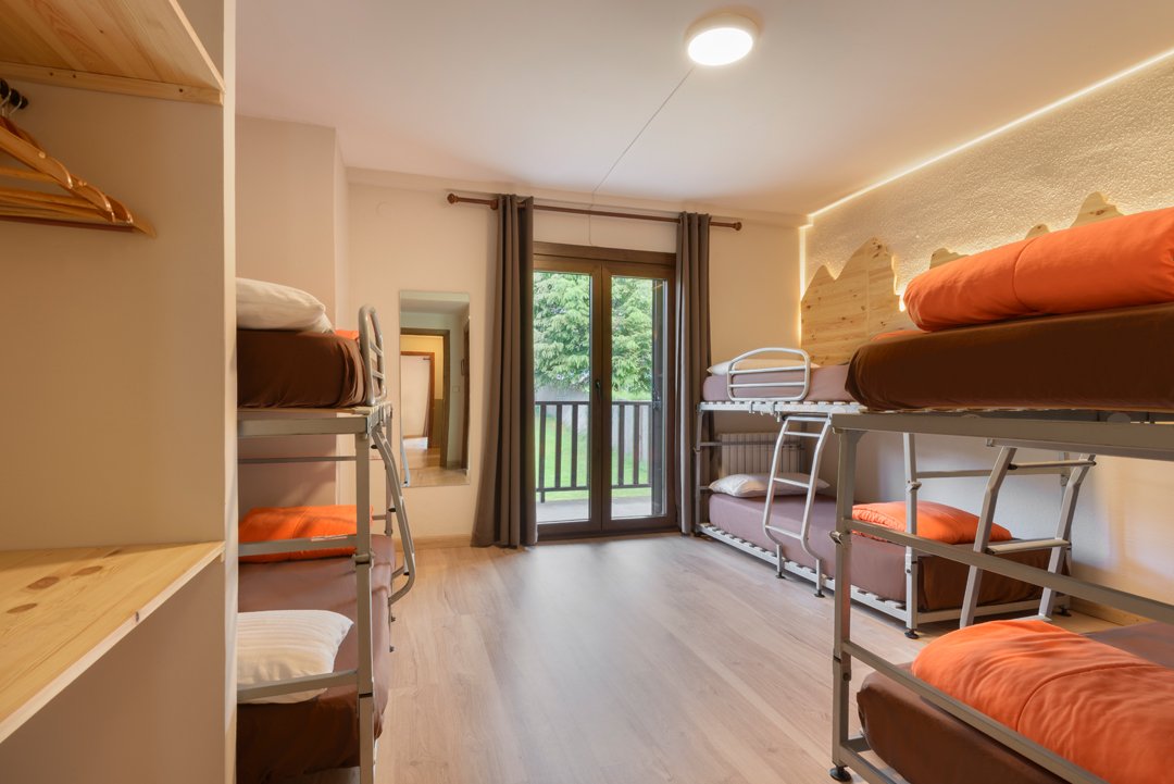 Habitación con literas, armario y salida al balcón