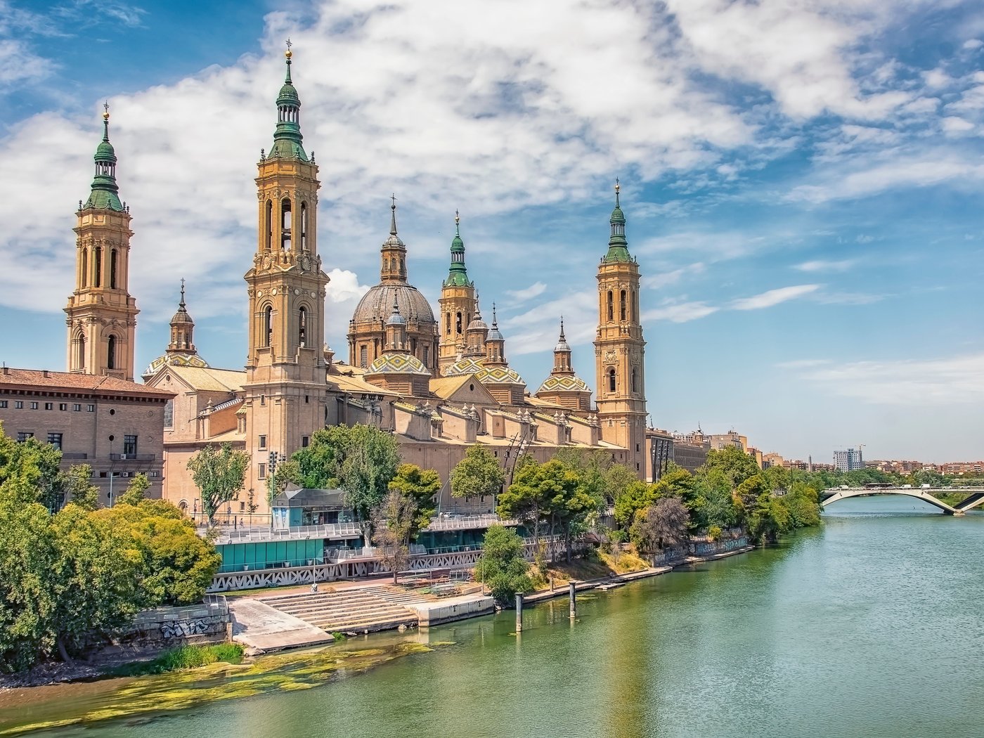 La basílica del Pilar de Zaragoza junto al Ebro