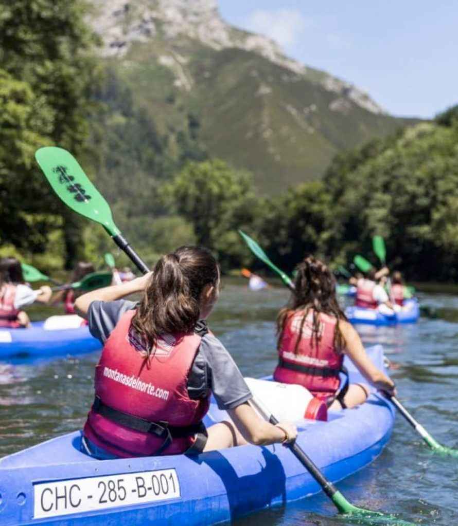 Estudiantes remando en canoa por el río Sella