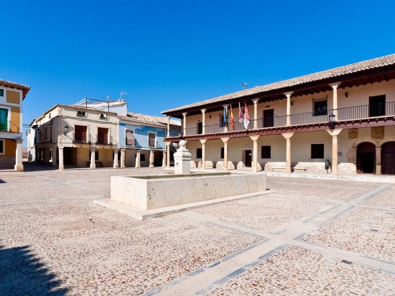 Plaza Mayor de Fuentelencina con la fuente y el ayuntamiento