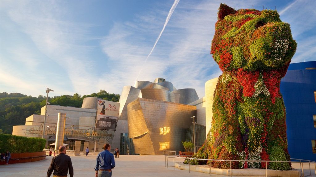 Museo Guggenheim de Bilbao con la escultura floral Puppy