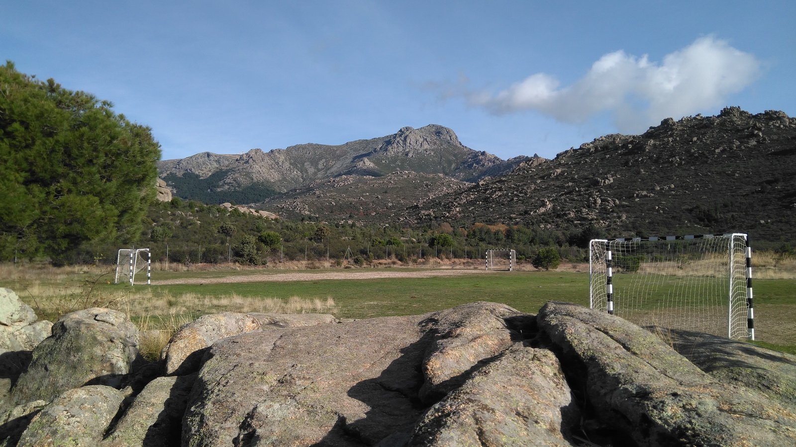 Campo de deportes de la finca con la sierra detrás